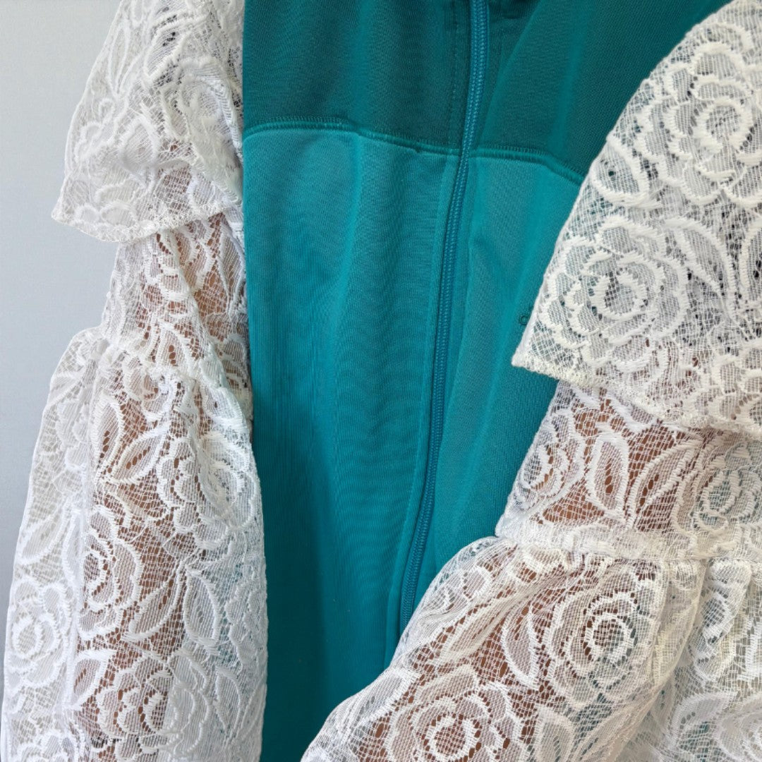 #16 Veste de sur-vêtement Adidas avec manches bouffantes